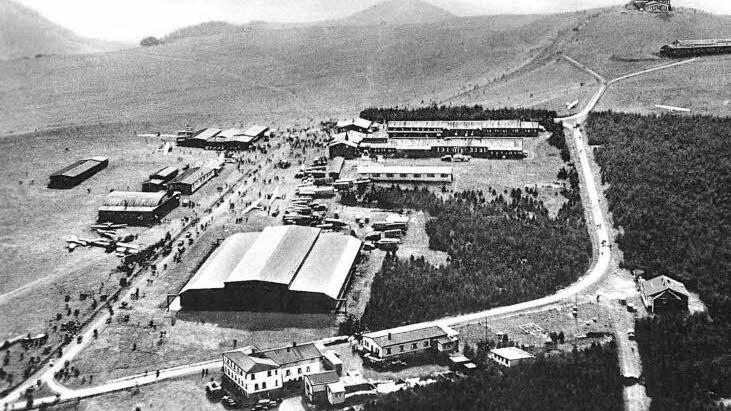 Diese historische Postkarte zeigt die Wasserkuppe mit Fliegerlager, Göringhalle, Fliegerschule, Berggasthof und Hotel Deutscher Flieger, vermutlich in den 1930er Jahren. Foto: Archiv Günter Sagan