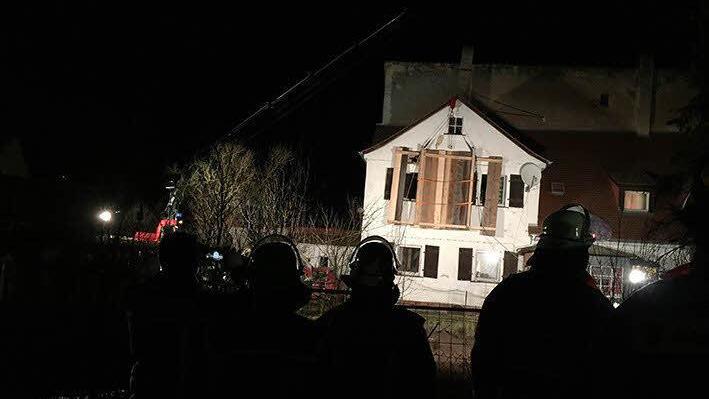 Einsturzgefahr gebannt: Mit einer Holzkonstruktion wurde die Giebelseite gesichert. Um die Konstruktion anzubringen, musste ein Kran angefordert werden.