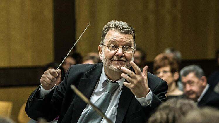 Impressionen vom Sinfoniekonzert der "Musikfreunde Neustadt": Souveräne Dirigent war Hans Stähli.Foto: Jochen Berger
