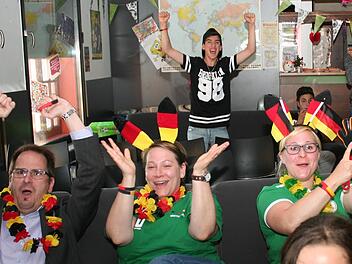 Die EM hat die Nachfrage nach Frankreichreisen nicht gesteigert. Die Fans gucken lieber daheim oder gehen Public Viewing wie hier vor zwei Jahren bei der WM. Foto: Evi Seeger/Archiv
