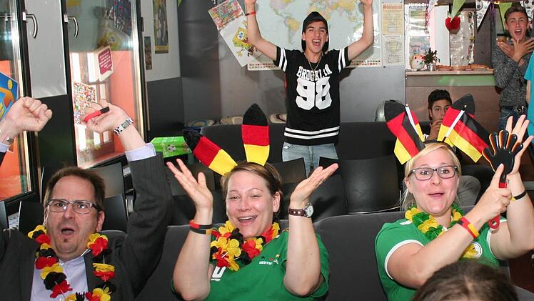 Die EM hat die Nachfrage nach Frankreichreisen nicht gesteigert. Die Fans gucken lieber daheim oder gehen Public Viewing wie hier vor zwei Jahren bei der WM. Foto: Evi Seeger/Archiv