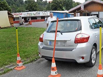 Das hat gut geklappt, der Wagen hält beim Rückwärtsfahren fünf Zentimeter vor einem Hindernis. Hinter dem Fahrzeug Roland Pyka, Vorsitzender der Kreisverkehrswacht Kronach, die das Fahrsicherheitstraining anbietet. Foto: Karl-Heinz Hofmann