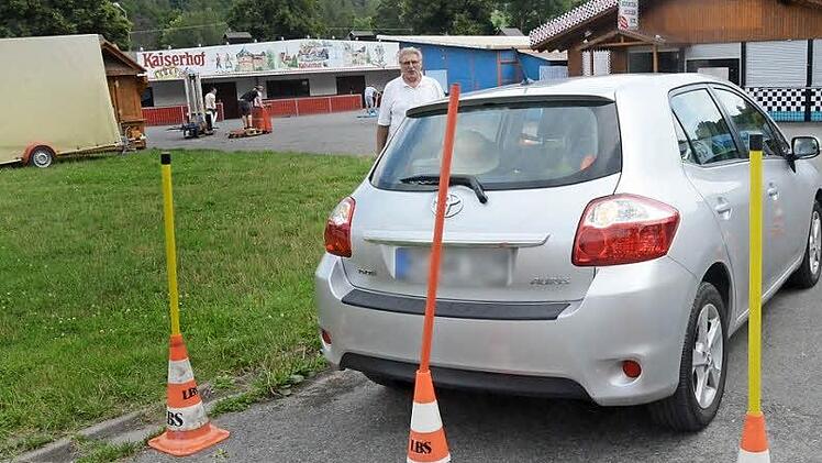 Das hat gut geklappt, der Wagen hält beim Rückwärtsfahren fünf Zentimeter vor einem Hindernis. Hinter dem Fahrzeug Roland Pyka, Vorsitzender der Kreisverkehrswacht Kronach, die das Fahrsicherheitstraining anbietet. Foto: Karl-Heinz Hofmann