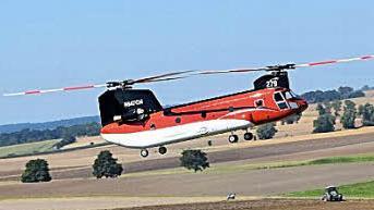 Diese Vario Chinook ist ein Nachbau eines Transporthelikopters, bei dem sich die Rotoren in entgegengesetzte Richtung drehen. Foto: Daniela Pondelicek
