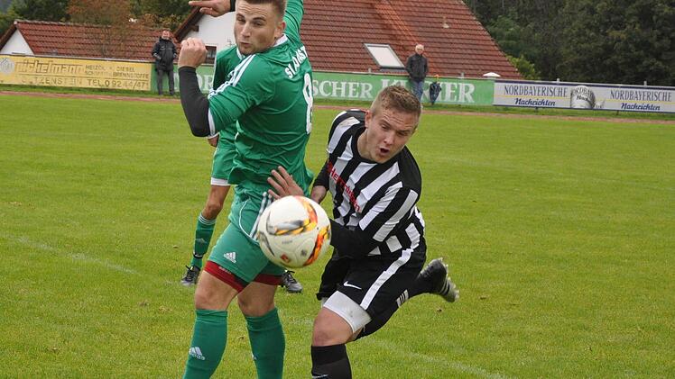 Zwei Pechvögel des Derbys unter sich: Der Moggaster Kevin Fuhrmann (grün) scheiterte vier Minuten vor Abpfiff mit einer Großchance an seinen Nerven und der Kopfballtreffer von TSC-Jungstürmer Sascha Bauernschmidt wurde von Schiri Doneff wegen Foulspiels aberkannt.  Foto: Leo Hühnlein