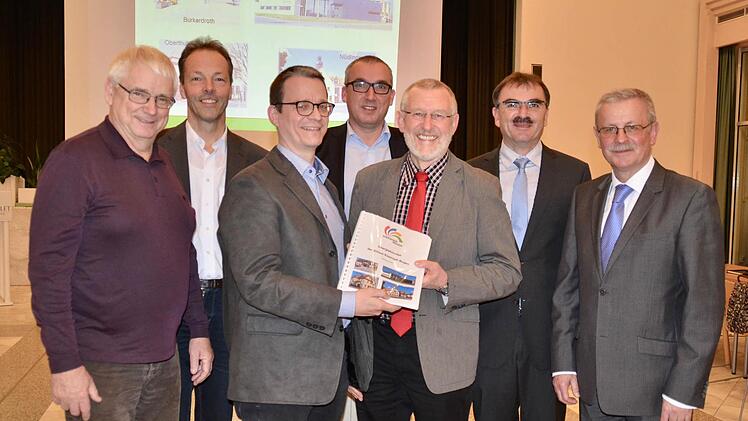 Bei der Überreichung des Energiekonzeptes (von links): Werner Haase, Joachim Mair, Steffen Haase, Andreas Sandwall, Waldemar Bug, Harald Hoffmann und Gotthard Schlereth.