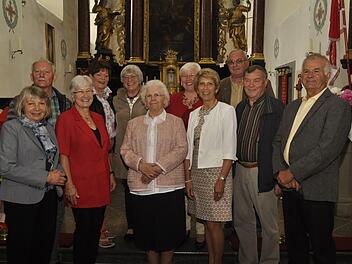 Die Diamantene Kommunion brachte sie in Hausen wieder zusammen (hintere Reihe, von links): Norbert Müller, Rosamunde Muth, Erika Fiedler, Christine Zeuke, Walter Keß sowie (vorne, von links) Uta Rau, Gertrud Engels, Theresia Hauck, Gabriele Kraus, Reinhold Stangl und Peter Schmitt. Foto: Peter Klopf