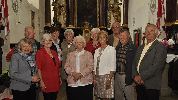 Die Diamantene Kommunion brachte sie in Hausen wieder zusammen (hintere Reihe, von links): Norbert Müller, Rosamunde Muth, Erika Fiedler, Christine Zeuke, Walter Keß sowie (vorne, von links) Uta Rau, Gertrud Engels, Theresia Hauck, Gabriele Kraus, Reinhold Stangl und Peter Schmitt. Foto: Peter Klopf