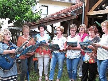 Schlager der Singgruppe Miriam weckten Erinnerungen an Jugendzeiten. Foto: Winfried Ehling