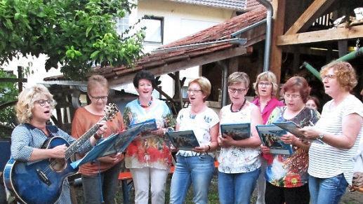 Schlager der Singgruppe Miriam weckten Erinnerungen an Jugendzeiten. Foto: Winfried Ehling