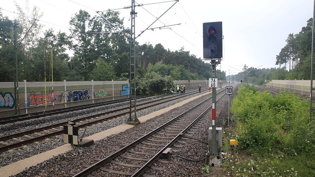 Gewitter über Mittelfranken haben Bäume umstürzen lassen. Im Landkreis Roth war eine Bahnstrecke zeitweise lahmgelegt.