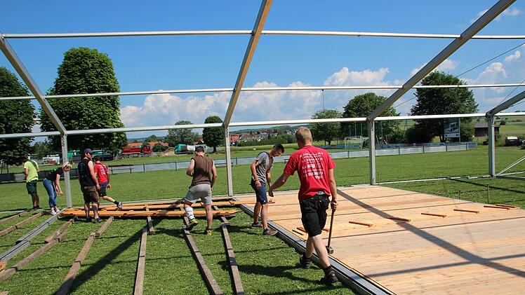 Si lief der Zeltaufbau für die Feier zum 55-jährigen Bestehen der Landjugend Meeder.