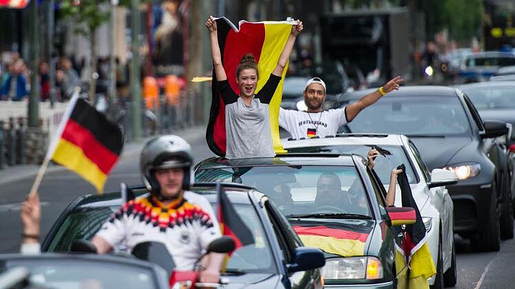 Aus dem Autodach ragende Fans, das will die Polizei aus Sicherheitsgr&uuml;nden eigentlich nicht sehen. Die Beamten wollen jedoch besonnen reagieren und die Fans diplomatisch ansprechen... Foto: Maja Hitij/dpa