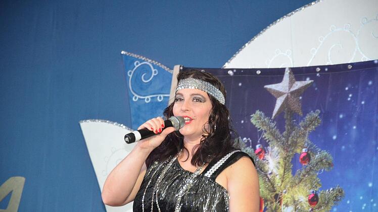 Neues Gesicht auf der Gauaschacher Weiberfasching - Bühne: Carolin Feeser moderierte den Abend mit eigenem Esprit.  Jana Keul