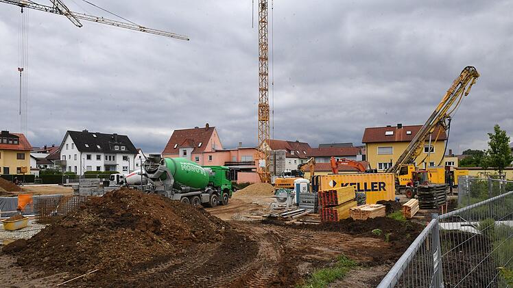 Baustellen aller Art an vielen Projekten - derzeit in HallstadtFoto: Ronald Rinklef