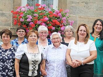 Gründungsmitglieder und langjährige Mitglieder ehrte der OGV Bischwind aus Anlass seines 40-jährigen Bestehens (von rechts): Christian Bach, Gudrun Rother, Petra Grell, Luitgard Lehnert, Else Grämer, Inge Jahn, Gertrud Schramm, Dritte Bürgermeisterin Renate Schubart-Eisenhardt, Helga Höhn und Monika Steinert. Es gratulierte auch die Dritte Vorsitzende des Kreisverbands, Roswitha Baumann (links).  Foto: Bettina Knauth