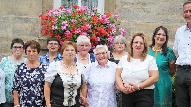 Gründungsmitglieder und langjährige Mitglieder ehrte der OGV Bischwind aus Anlass seines 40-jährigen Bestehens (von rechts): Christian Bach, Gudrun Rother, Petra Grell, Luitgard Lehnert, Else Grämer, Inge Jahn, Gertrud Schramm, Dritte Bürgermeisterin Renate Schubart-Eisenhardt, Helga Höhn und Monika Steinert. Es gratulierte auch die Dritte Vorsitzende des Kreisverbands, Roswitha Baumann (links).  Foto: Bettina Knauth