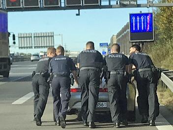 Gestrandet auf der Autobahn. Nachdem das Auto eines Fahrers auf freier Strecke den Dienst versagte, entschlossen sich die Polizisten kurzerhand den Wagen auf den n&auml;chstgelegenen Rastplatz zu schieben. Foto: Bundespolizei