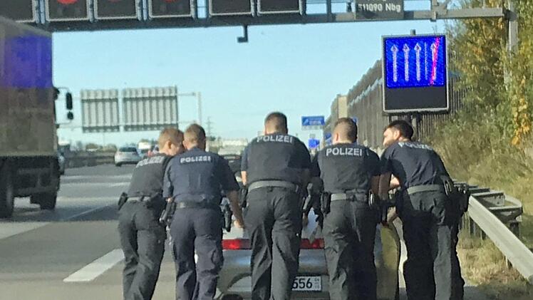 Gestrandet auf der Autobahn. Nachdem das Auto eines Fahrers auf freier Strecke den Dienst versagte, entschlossen sich die Polizisten kurzerhand den Wagen auf den nächstgelegenen Rastplatz zu schieben. Foto: Bundespolizei