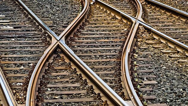 Betrunkener 22-J&auml;hriger st&uuml;rzt auf Bahngleis