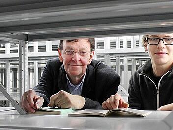 Noch sind  die Regale leer: Dieter Sternecker, Leiter des Stadtarchivs, und sein Praktikant Sergij Schill im neuen Stadtarchiv. Fotos: Benedikt Borst