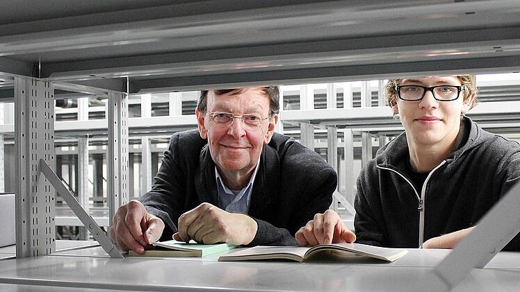 Noch sind  die Regale leer: Dieter Sternecker, Leiter des Stadtarchivs, und sein Praktikant Sergij Schill im neuen Stadtarchiv. Fotos: Benedikt Borst