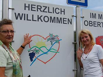 Birgitt Blum (links) und Silvia Friedrich erklären das Logo des Vereins "Tourismus Thulbatal". Foto: Günther Straub