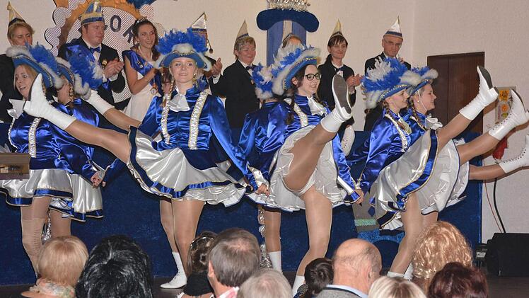 Einen schmissigen Gardetanz legte die Prinzengarde der "Concordia" Maroldsweisach bei ihrem Jubiläum aufs Parkett. Foto: Schmidt