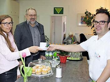 Bruno Pereira (rechts) fühlt sich wohl im Café des Mehrgenerationenhauses. Hier bedient er gerade seine Patin Barbara Jäger (links) und Peter Pratsch von der Lebenshilfe Schweinfurt. Fotos: Ralf Ruppert