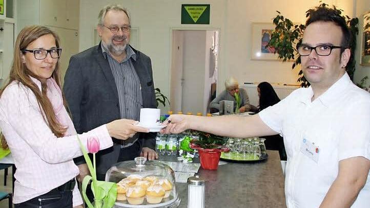 Bruno Pereira (rechts) fühlt sich wohl im Café des Mehrgenerationenhauses. Hier bedient er gerade seine Patin Barbara Jäger (links) und Peter Pratsch von der Lebenshilfe Schweinfurt. Fotos: Ralf Ruppert