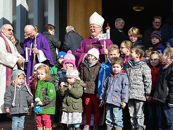 Die Kindergartenkinder aus Bad Bocklet hatten dem Bischof einen Bischofsstab gebastelt und sangen ihm ein kleines Ständchen.  Foto: Björn Hein