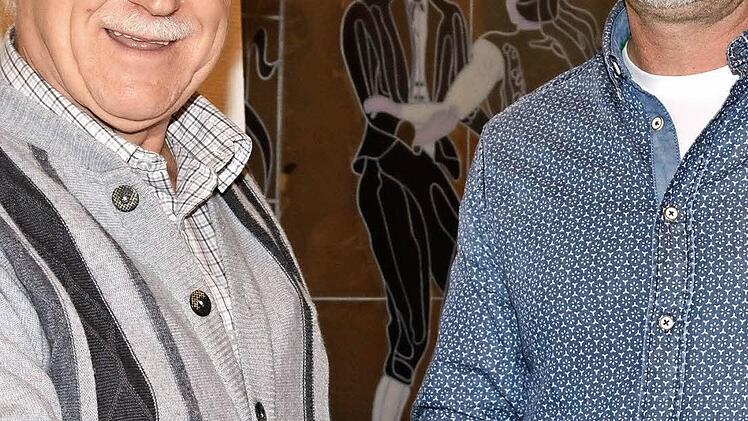 Lothar Hillenbrand (rechts) dankt Arnold Nöth für seine zahlreichen Verdienste als Vorsitzender.