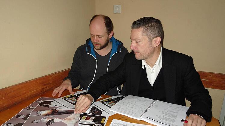 Ausstatter Jan Hendrik Neidert (links) und Regisseur Tobias MAterna bringen Korndolgs "die stumme Serenade" in Coburg auf die Bühne des Landestheaters.Foto: Jochen Berger