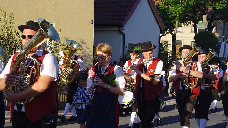 Szene vom alljährlichen Zapfenstreich in Friesen  Foto: Heike Schülein