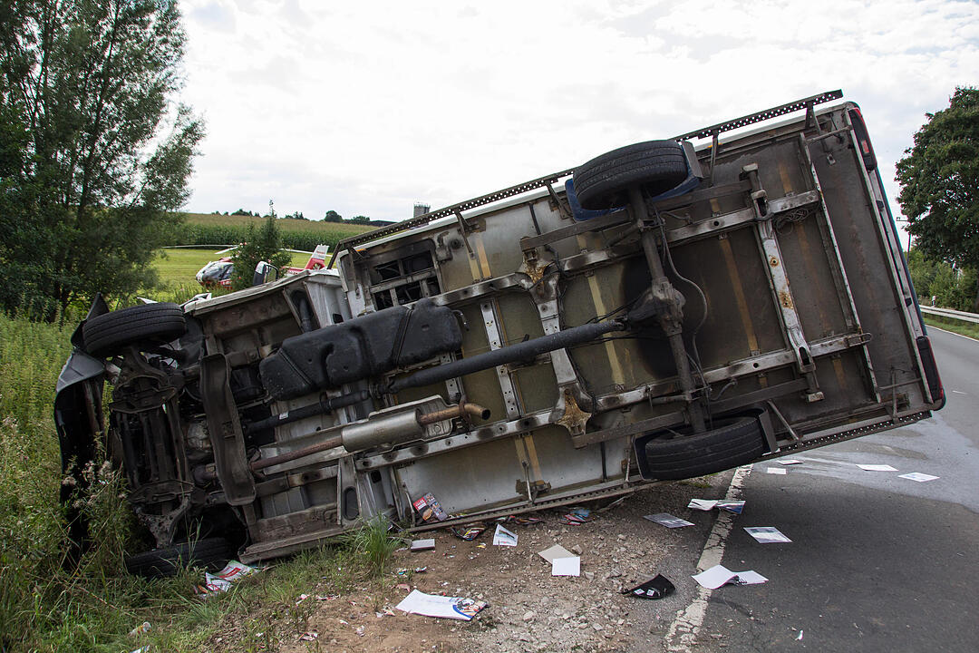 Schwerer Unfall bei Fürth: Frau nach Kollision mit Kastenwagen in Auto eingeklemmt