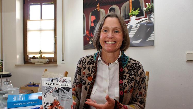 Claudia Riege zeigt ihr Buch.Evi Seeger