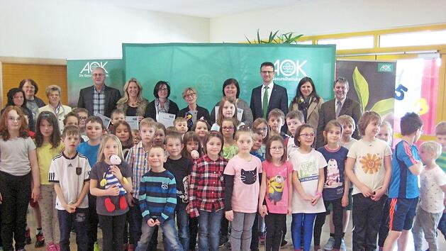 Vertreter von Schule, Landkreis und AOK freuten sich mit den Teuschnitzer Grundsch&uuml;lern &uuml;ber den Start des Programms. Foto: Paul Hader