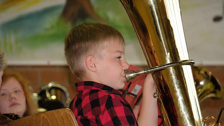 Der musikalische Nachwuchs präsentierte sich im Jugendorchester. Hier Luka an der großen Tuba.Gerd Schaar