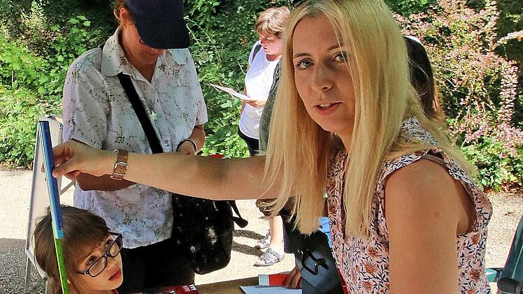 Wie groß bist du? Museumsleiterin Josefine Glöckler persönlich maß die Größe der jungen Besucher. Mädchen und Buben unter 1,20 Meter mussten beim Spielfest keinen Eintritt bezahlen. Foto: Dieter Britz