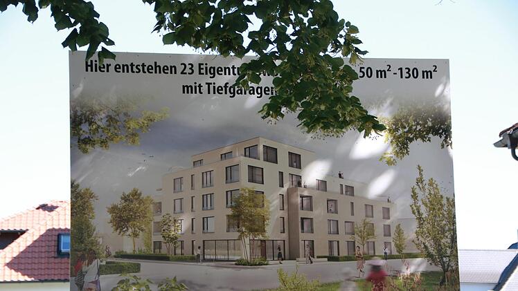 Ein Gebäudekomplex mit 23 Eigentumswohnungen soll auf dem Grundstück entstehen. So steht es auf der Bautafel.Foto: Katrin Geyer