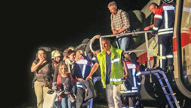 400 Reisende mussten in der Nacht auf Sonntag aus dem ICE 707 evakuiert werden - nach stundenlanger Warterei ohne Toiletten und Klimaanlage.  Auf die Oberleitung gest&uuml;rzte B&auml;ume hatten die  Stromversorgung des Schnellzuges gekappt. Foto: News5/Merzbach