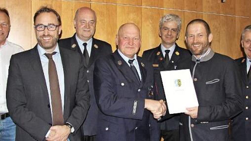 Ehrung von Helmut Ge&szlig;lein (von links): Manfred K&uuml;nzel, B&uuml;rgermeister Markus M&ouml;nch, Jochen Mann, Helmut Ge&szlig;lein, Stefan Zapf, Rainer Mattern und Manfred Lorenz  Foto: Alexandra Kemnitzer