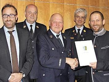 Ehrung von Helmut Geßlein (von links): Manfred Künzel, Bürgermeister Markus Mönch, Jochen Mann, Helmut Geßlein, Stefan Zapf, Rainer Mattern und Manfred Lorenz  Foto: Alexandra Kemnitzer