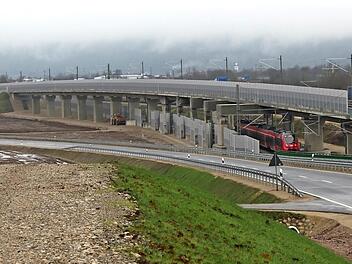 Autobahn, Bahn, Staatsstraße : Was hier zwischen Ebing und Unteroberndorf eindeutig fehlt, ist ein Radweg. Foto: Hans Kurz/Archiv