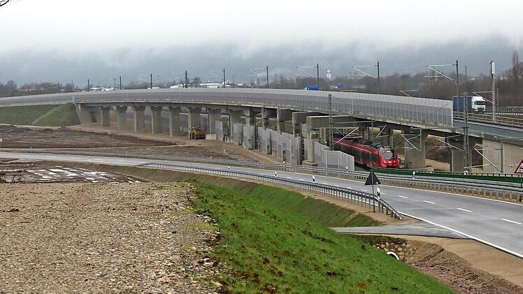 Autobahn, Bahn, Staatsstraße : Was hier zwischen Ebing und Unteroberndorf eindeutig fehlt, ist ein Radweg. Foto: Hans Kurz/Archiv
