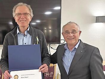 Auszeichnung für ein herausragendes Engagement für Frieden und Völkerverständigung: Peter Steger (links), der an der Veranstaltung des Rotary Clubs Höchstadt als Übersetzer fungierte, erhielt von Präsident Waldemar Kurtz (rechts) den Paul-Harris-F...