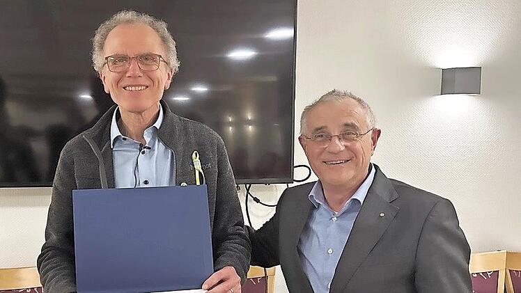 Auszeichnung f&uuml;r ein herausragendes Engagement f&uuml;r Frieden und V&ouml;lkerverst&auml;ndigung: Peter Steger (links), der an der Veranstaltung des Rotary Clubs H&ouml;chstadt als &Uuml;bersetzer fungierte, erhielt von Pr&auml;sident Waldemar Kurtz (rechts) den Paul-Harris-F...