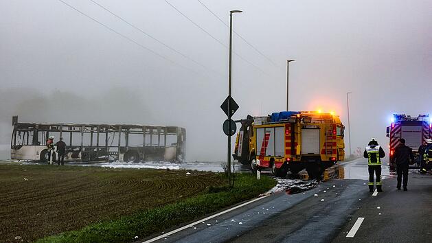 Vollbrand eines Busses - Mehr als 30 Menschen evakuiert