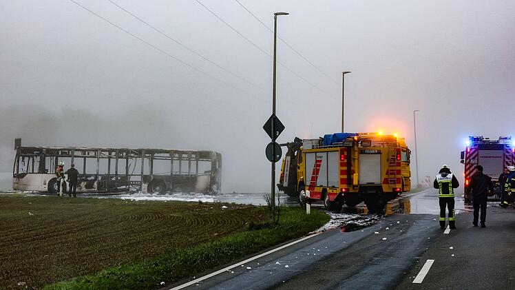 Vollbrand eines Busses - Mehr als 30 Menschen evakuiert