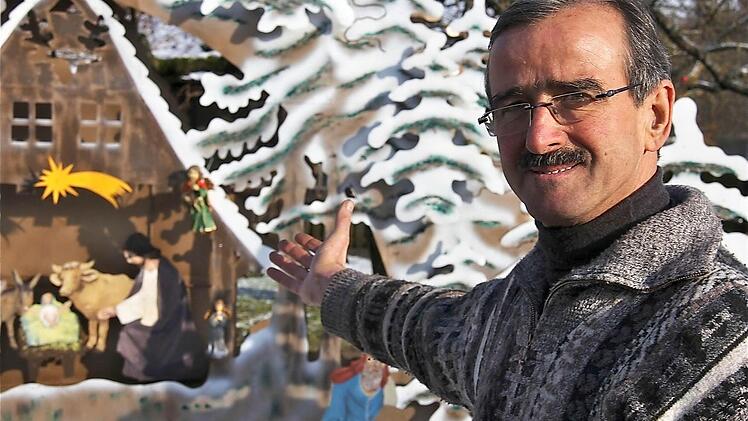 Klaus Hochgruber zeigt auf seine Krippe